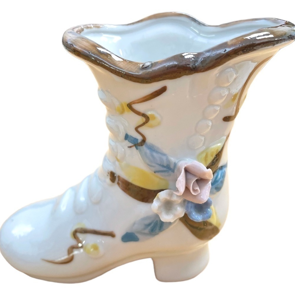 𝅺VINTAGE bud vase, boot with flowers, adorable, 4 inches tall